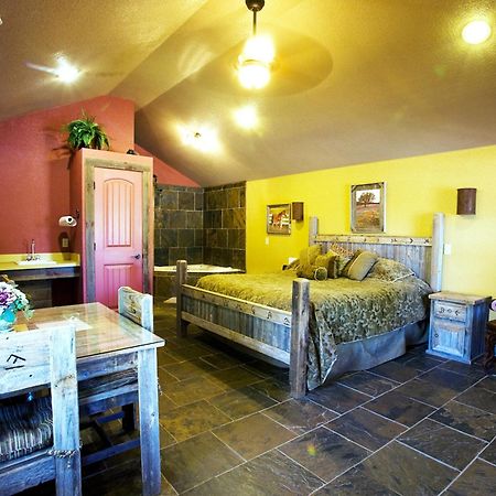 Rustic Creek Ranch Resort At North Jellystone Park Burleson Dış mekan fotoğraf