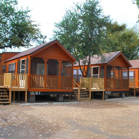 Rustic Creek Ranch Resort At North Jellystone Park Burleson Dış mekan fotoğraf