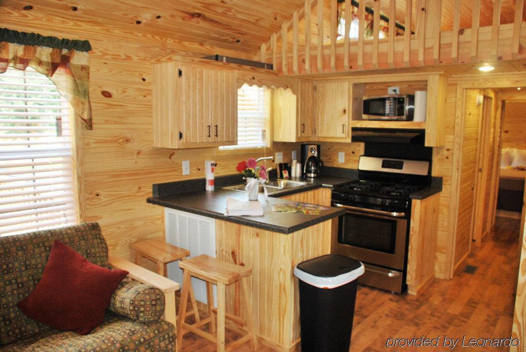 Rustic Creek Ranch Resort At North Jellystone Park Burleson Dış mekan fotoğraf