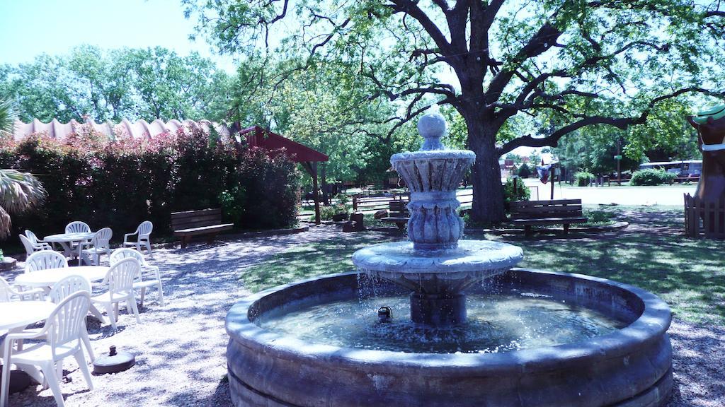 Rustic Creek Ranch Resort At North Jellystone Park Burleson Dış mekan fotoğraf