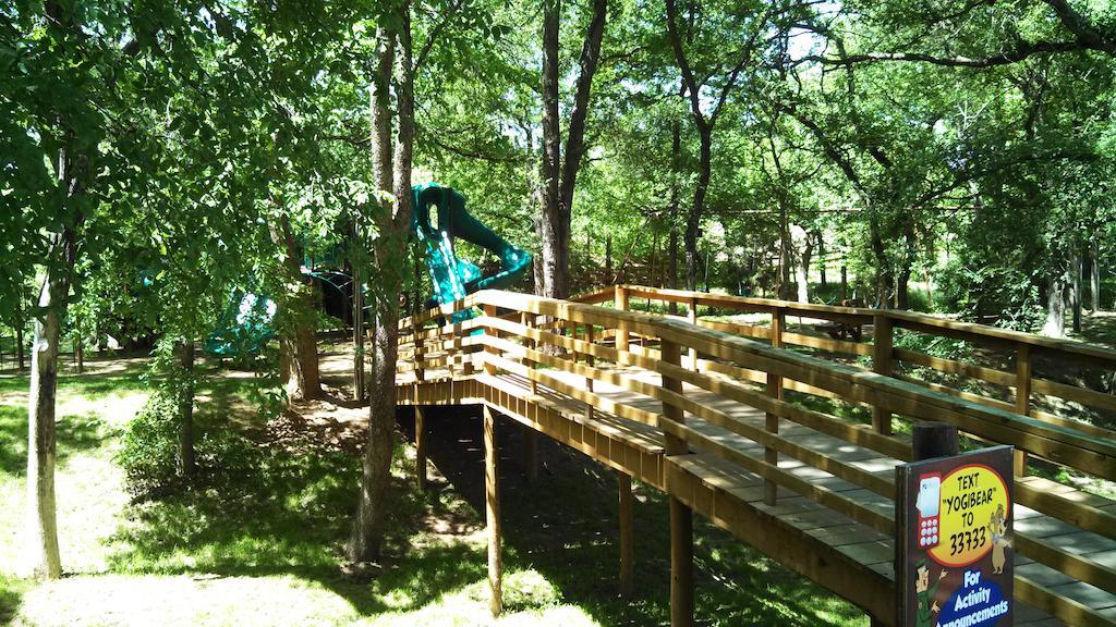 Rustic Creek Ranch Resort At North Jellystone Park Burleson Dış mekan fotoğraf