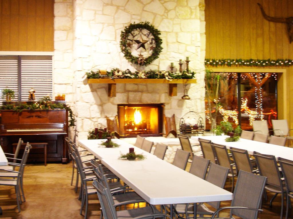 Rustic Creek Ranch Resort At North Jellystone Park Burleson Dış mekan fotoğraf