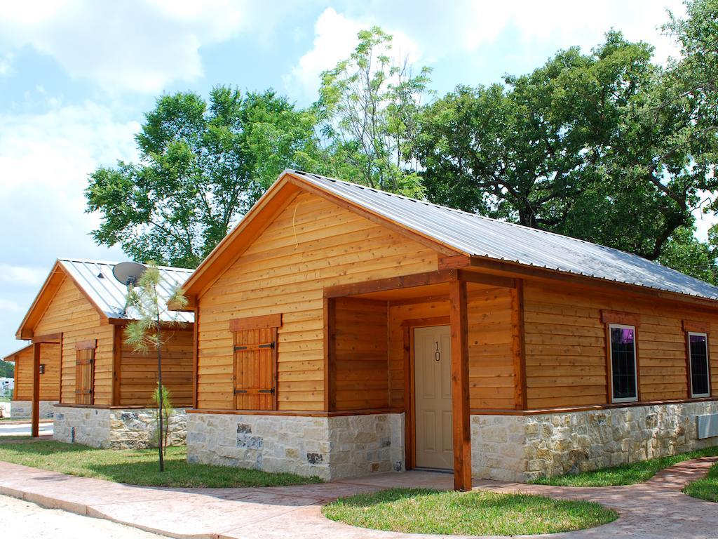 Rustic Creek Ranch Resort At North Jellystone Park Burleson Dış mekan fotoğraf