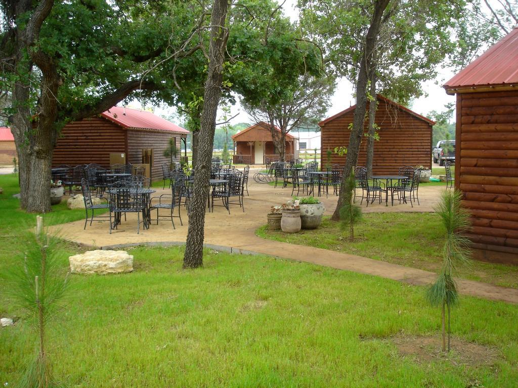Rustic Creek Ranch Resort At North Jellystone Park Burleson Dış mekan fotoğraf