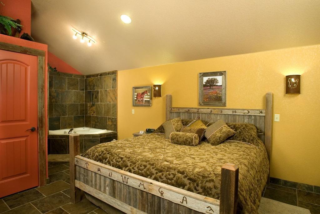 Rustic Creek Ranch Resort At North Jellystone Park Burleson Dış mekan fotoğraf