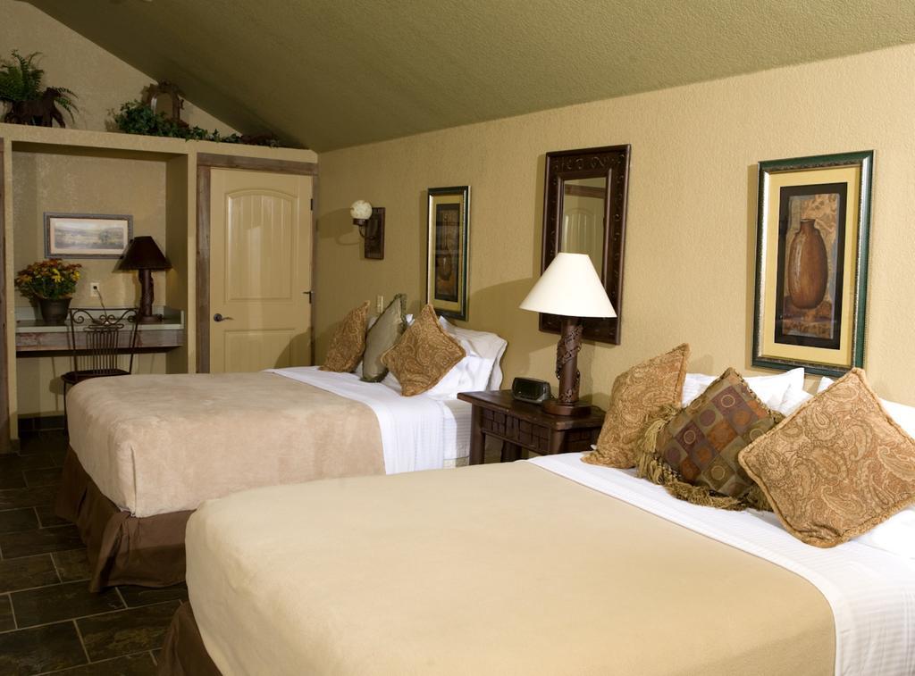 Rustic Creek Ranch Resort At North Jellystone Park Burleson Dış mekan fotoğraf