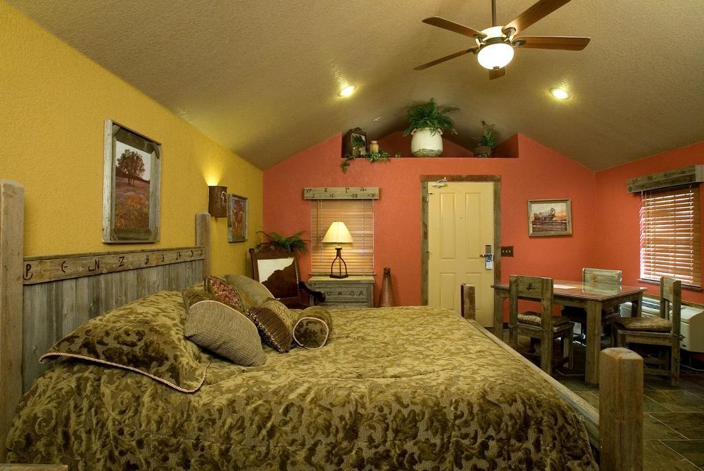 Rustic Creek Ranch Resort At North Jellystone Park Burleson Dış mekan fotoğraf