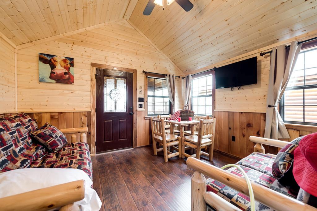Rustic Creek Ranch Resort At North Jellystone Park Burleson Dış mekan fotoğraf