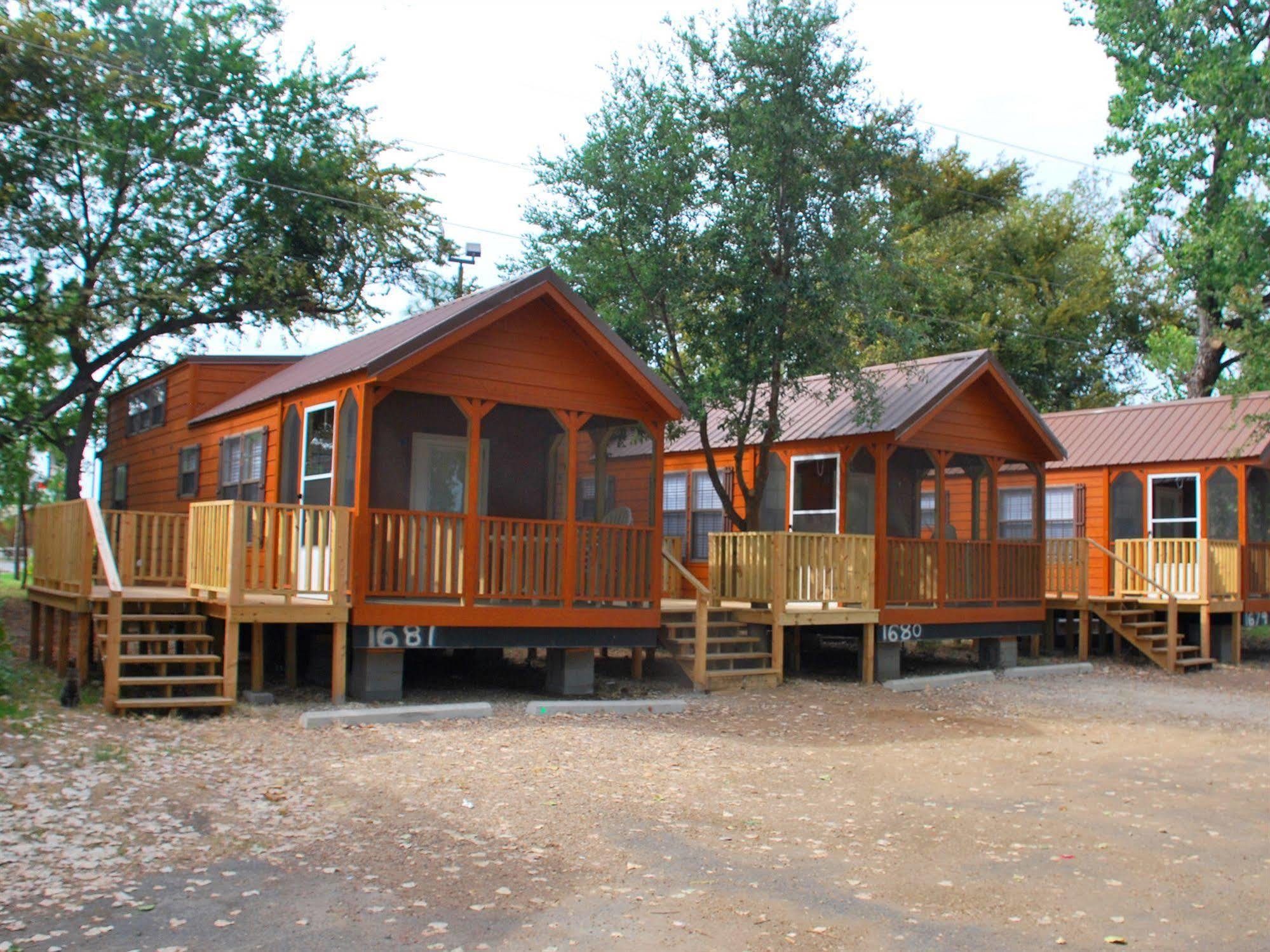 Rustic Creek Ranch Resort At North Jellystone Park Burleson Dış mekan fotoğraf