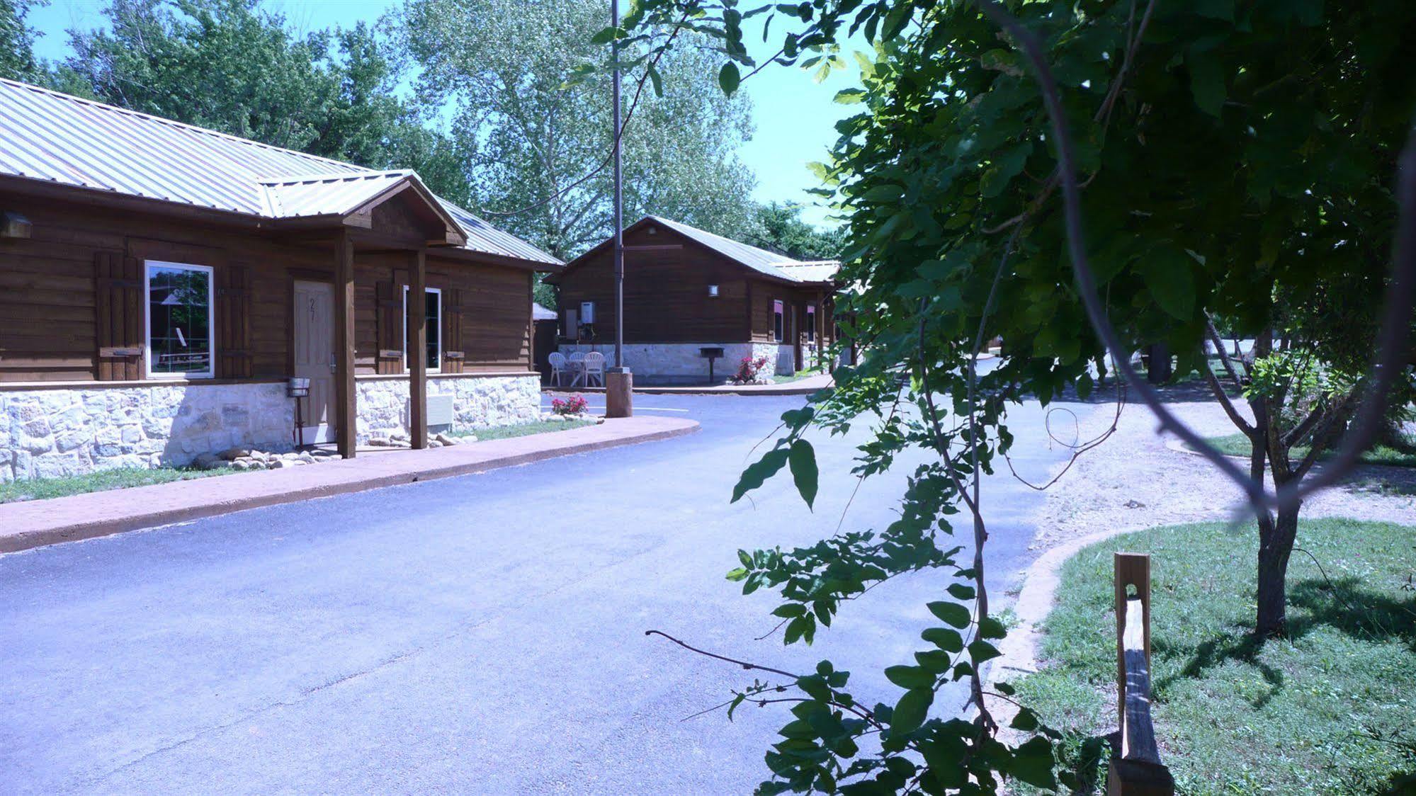 Rustic Creek Ranch Resort At North Jellystone Park Burleson Dış mekan fotoğraf