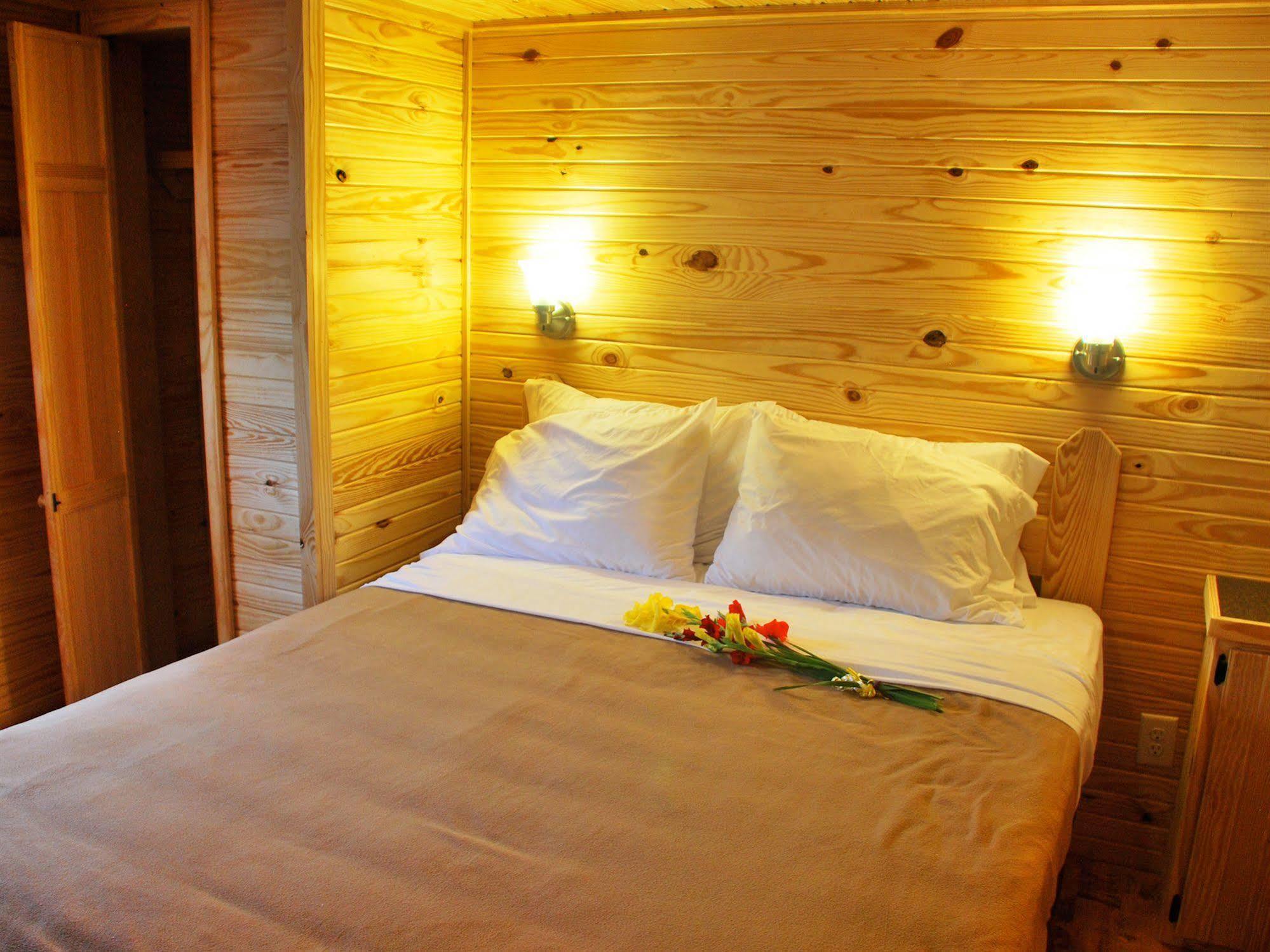 Rustic Creek Ranch Resort At North Jellystone Park Burleson Dış mekan fotoğraf