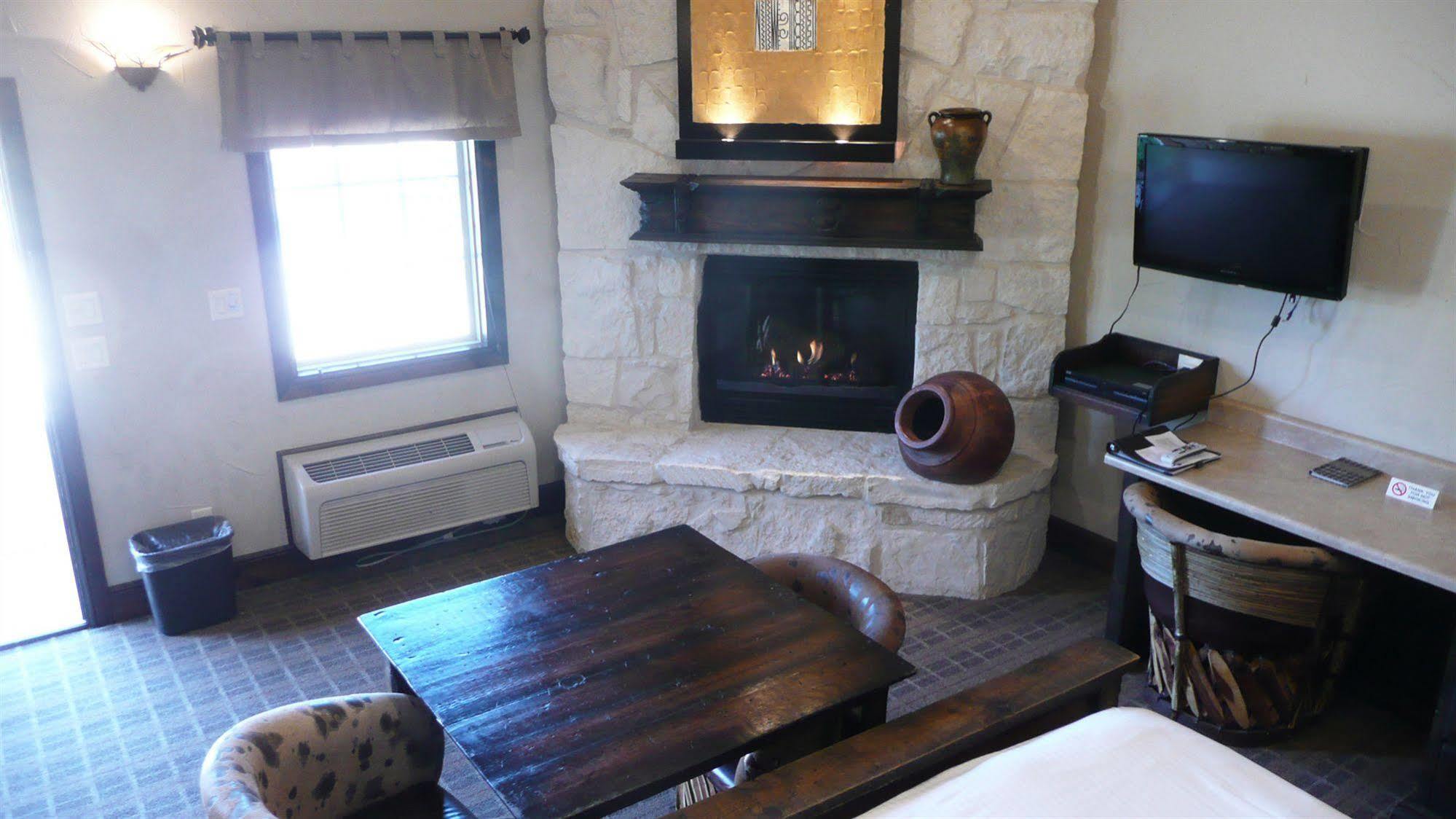 Rustic Creek Ranch Resort At North Jellystone Park Burleson Dış mekan fotoğraf