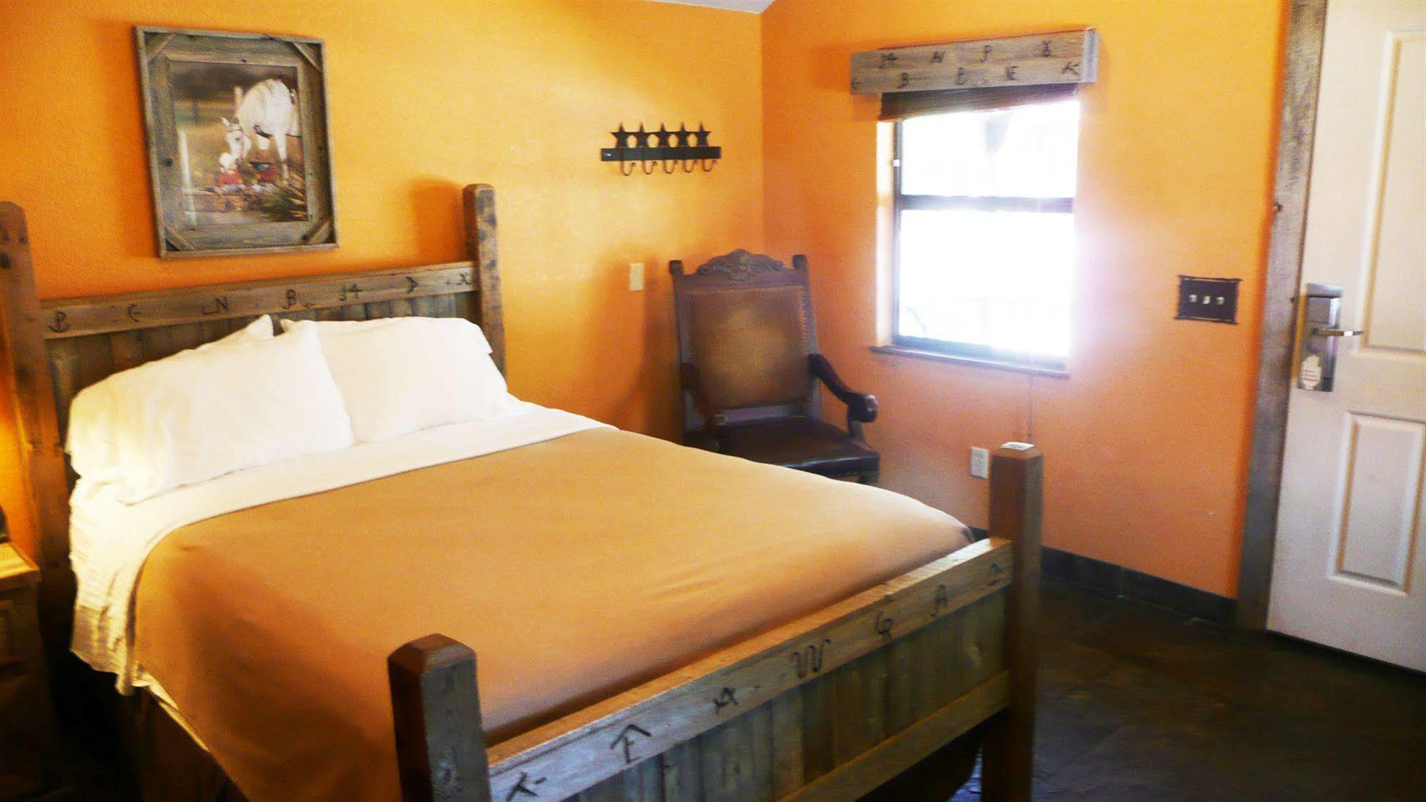 Rustic Creek Ranch Resort At North Jellystone Park Burleson Dış mekan fotoğraf