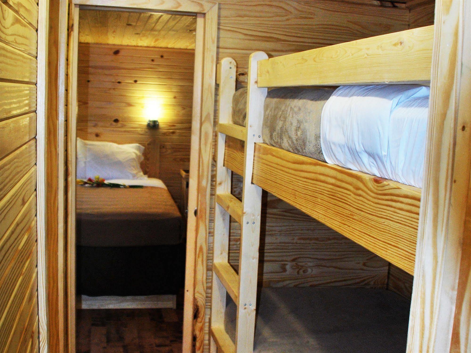 Rustic Creek Ranch Resort At North Jellystone Park Burleson Dış mekan fotoğraf