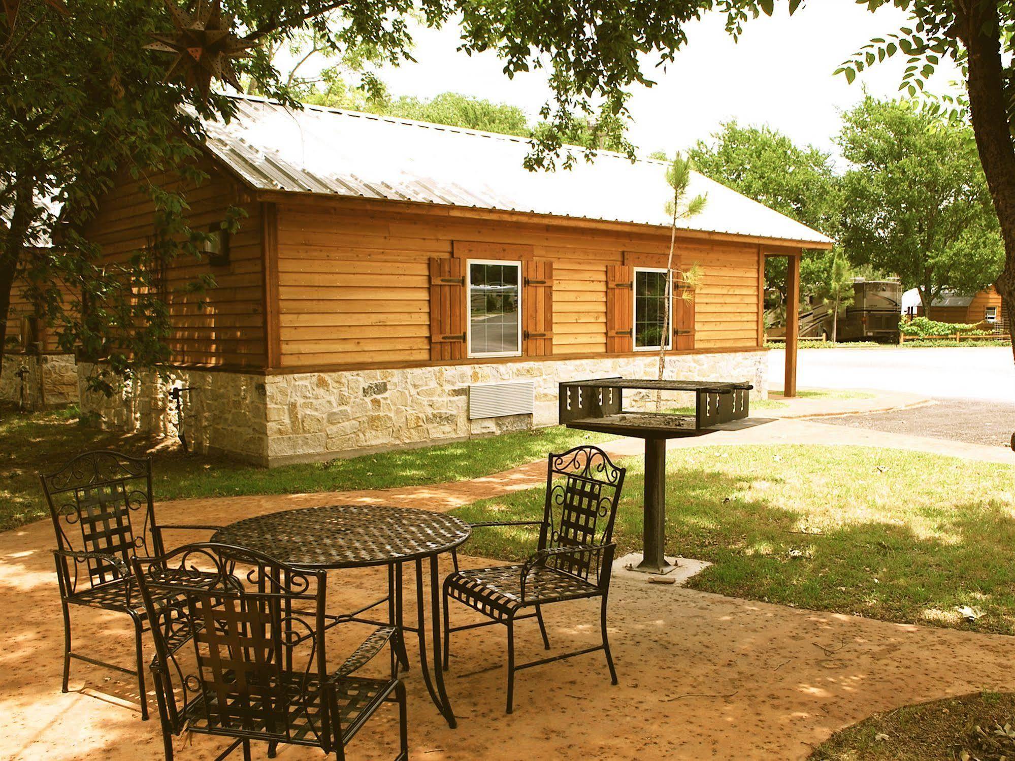 Rustic Creek Ranch Resort At North Jellystone Park Burleson Dış mekan fotoğraf