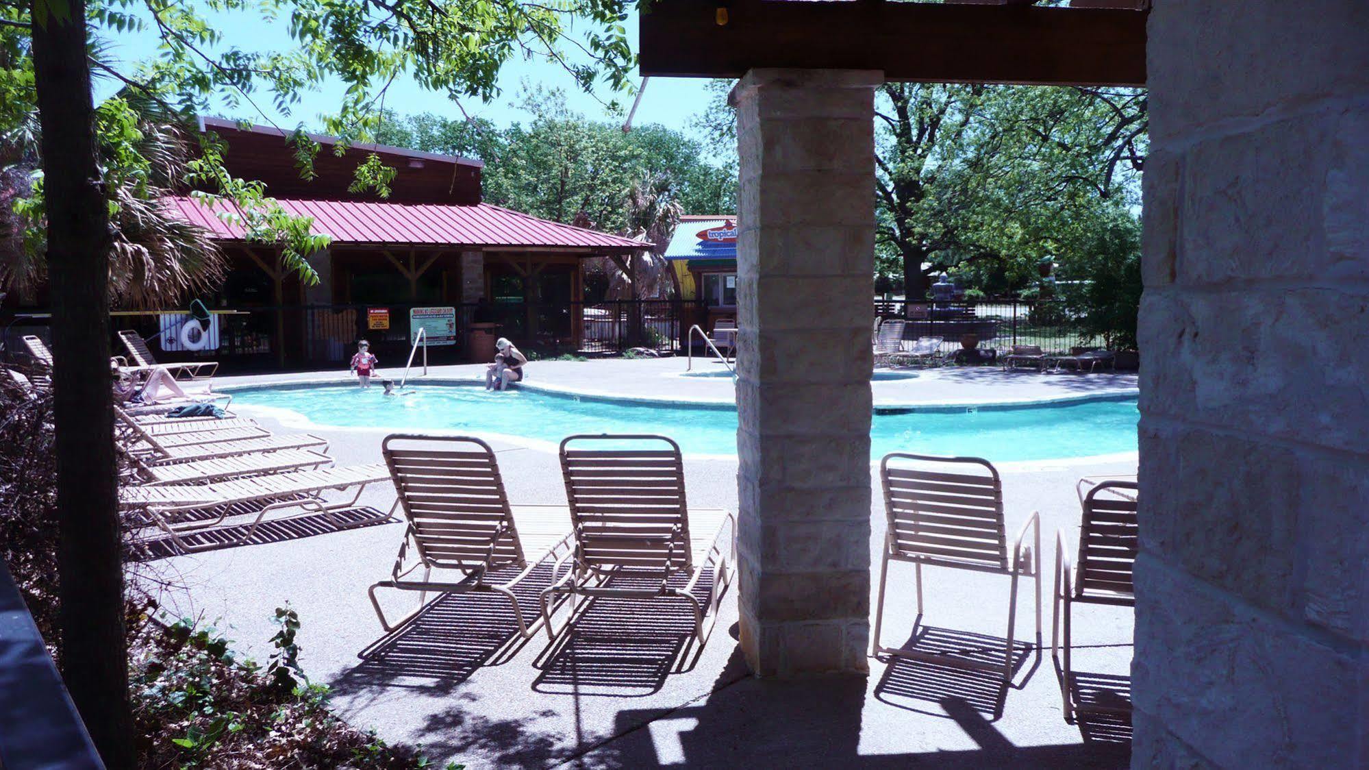 Rustic Creek Ranch Resort At North Jellystone Park Burleson Dış mekan fotoğraf