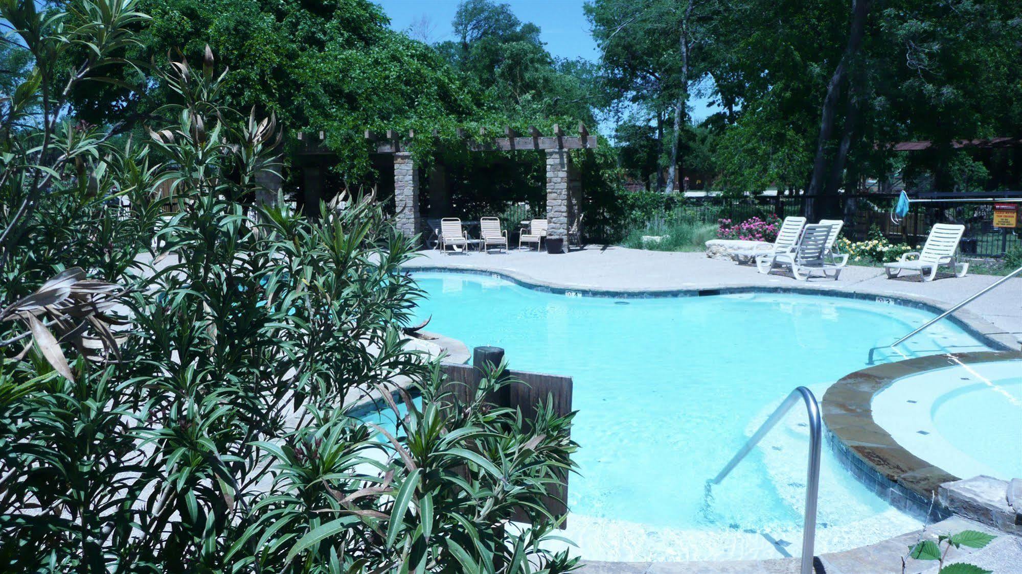 Rustic Creek Ranch Resort At North Jellystone Park Burleson Dış mekan fotoğraf