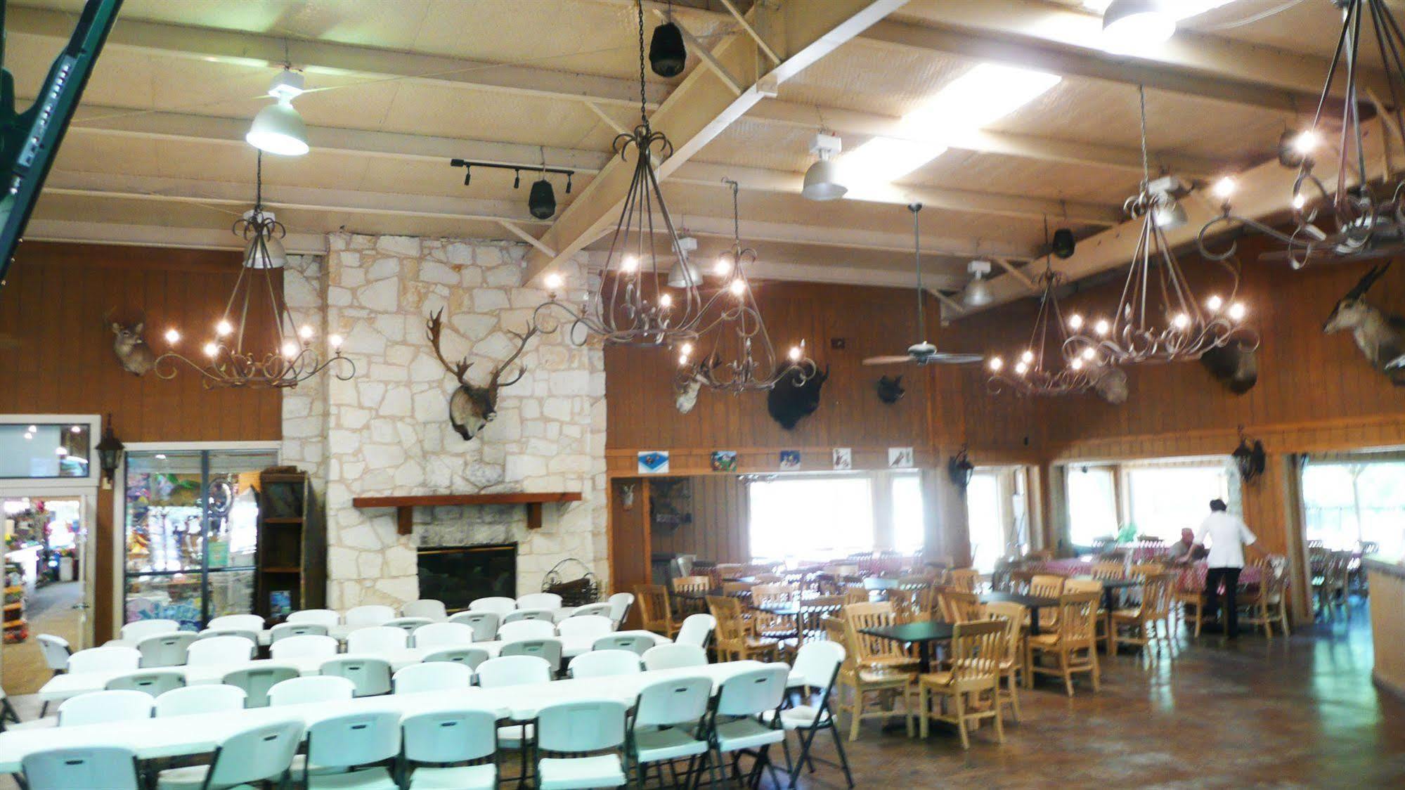 Rustic Creek Ranch Resort At North Jellystone Park Burleson Dış mekan fotoğraf