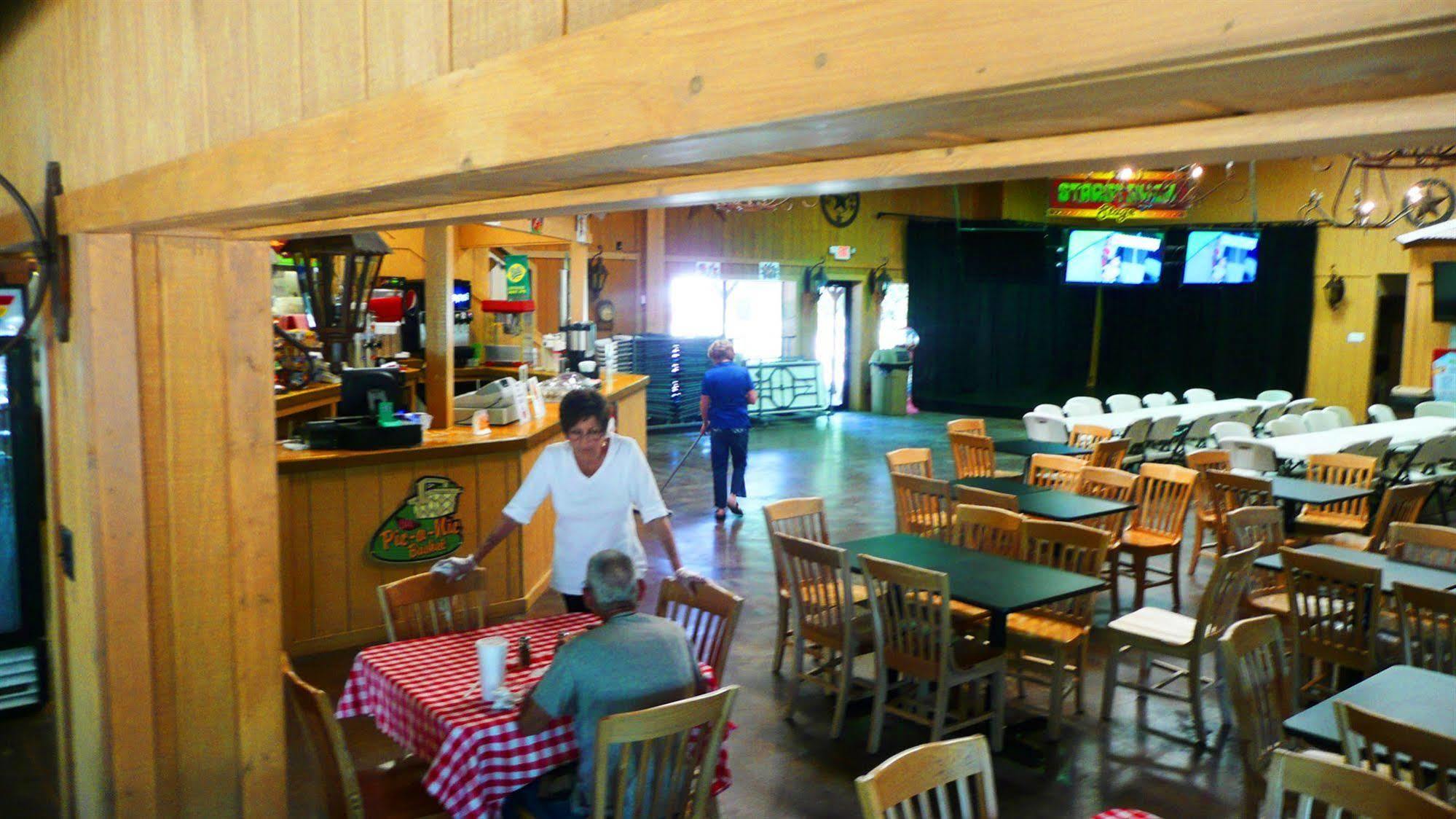 Rustic Creek Ranch Resort At North Jellystone Park Burleson Dış mekan fotoğraf