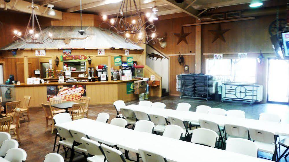 Rustic Creek Ranch Resort At North Jellystone Park Burleson Dış mekan fotoğraf