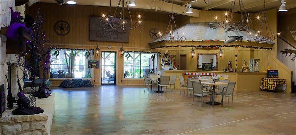 Rustic Creek Ranch Resort At North Jellystone Park Burleson Dış mekan fotoğraf