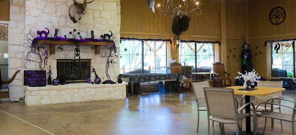 Rustic Creek Ranch Resort At North Jellystone Park Burleson Dış mekan fotoğraf