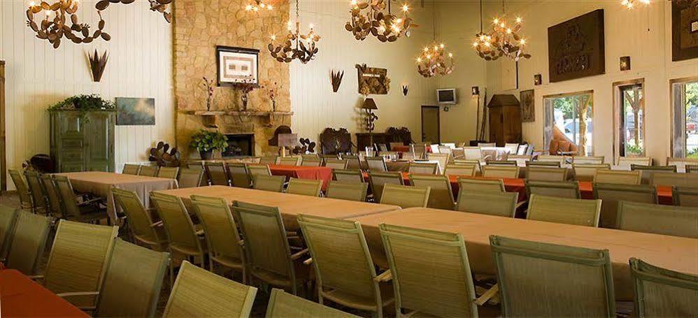 Rustic Creek Ranch Resort At North Jellystone Park Burleson Dış mekan fotoğraf